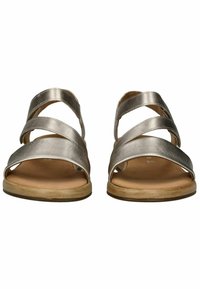 Sandali argento metallici con cinturini incrociati, design open toe e suola in legno chiaro. Texture liscia e stile minimalista.