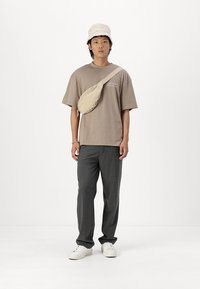 Only & Sons ONSAARAV LIFE TEE UNISEX - Camiseta estampada - desert taupe