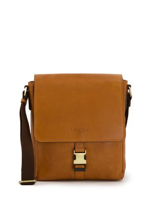 Brązowa skórzana torba na ramię z klapą, regulowanym brązowym paskiem i złotymi akcentami. Posiada przeszycia krawędzi oraz wytłoczone logo.