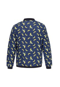 Marineblauwe jas met een volledige banaanprint in geel en groen. De stof heeft een gladde textuur, met een zwarte geribbelde kraag en manchetten.