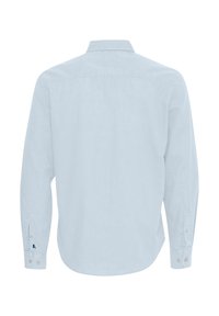 Helles blaues Langarmhemd mit einem Button-Down-Kragen, ausgestattet mit geknöpften Manschetten und einer glatten Textur. Die Rückansicht zeigt ein tailliertes Design.