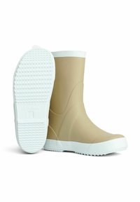 Beige gummistøvler med hvide såler, der har et enkelt design, rund tå og tekstureret sålmønster for bedre greb.