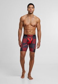 Shorts de sport masculins en noir avec un motif à damier rouge et des motifs abstraits. Dotés d'une taille élastique avec un logo. Tissu lisse et extensible.