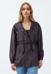 Leopardprint, hooded jas in donkerpaars en zwart met elastische mouwen, een trekkoord in de taille en twee voorzakken. Lichtgewicht stof.