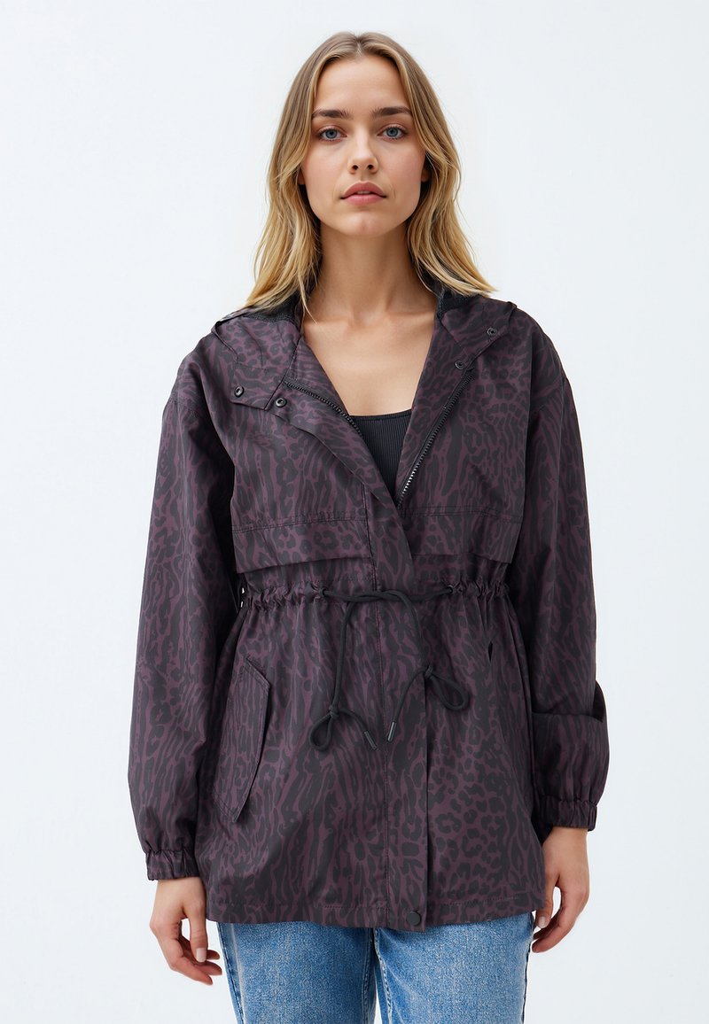 Leopardprint, hooded jas in donkerpaars en zwart met elastische mouwen, een trekkoord in de taille en twee voorzakken. Lichtgewicht stof.