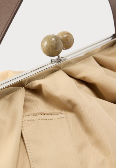 Καφέ τσάντα χειρός με μπεζ, υφασμάτινη εσωτερική επένδυση με υφή. Ασημένιο πλαίσιο με δύο σφαιρικά, μαρμάρινα κλεισίματα. Παρατηρείται πιετομένη διακόσμηση.