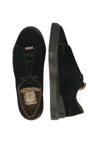 Schwarze Wildleder-Low-Top-Sneaker mit Schnürsenkeln, strukturiertem Futter und einer Gummisohle mit dezentem Logo auf der Zunge.
