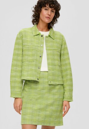 Groene tweedjas met een kraaghalslijn, zilveren drukknoopjes en een bijpassende rok, met een gestructureerd, geweven patroon.
