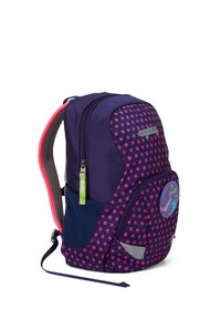 Zaino con motivo floreale in viola e rosa, con accenti grigi, dotato di una tasca laterale, spallacci imbottiti e un design di personaggio sulla parte anteriore.