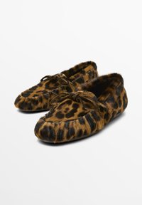 Pantofole con stampa leopardata realizzate in morbido materiale di pelliccia, con punta rotonda, dettaglio a fiocco nella parte anteriore e finitura in tessuto morbido.