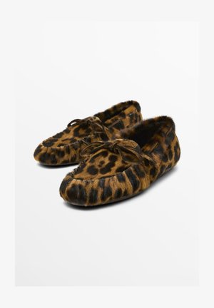 Chaussons en imprimé léopard fabriqués en matériau en fourrure douce, avec un bout rond, un détail en nœud à l'avant et une finition en texture peluche.