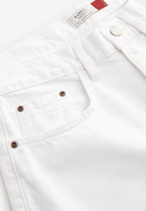 Bermudas de denim blanco con una cintura de media altura, que cuentan con cierre de botón, frente plano y dos pequeños bolsillos traseros con adornos de hardware en bronce.