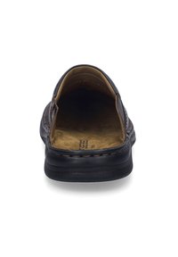 Hnědé kožené slip-on boty se zaoblenou patou, béžovým interiérem, prošívanými detaily a texturovanou podrážkou.