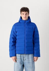 Chaqueta de plumas azul con cierre delantero con cremallera, capucha ajustable y diseño acolchado. Fabricada con un material suave y aislante. Presenta bolsillos laterales.