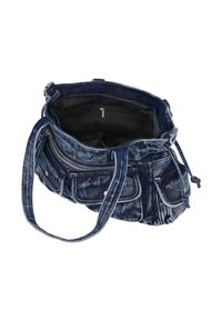 Jeanstasche in Dunkelblau mit mehreren Außentaschen, weicher Textur, schwarzer Innenauskleidung und verstellbarem Schulterriemen.