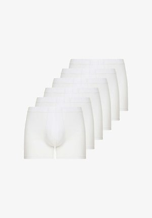 Sei paia di boxer bianchi semplici da uomo disposti in una fila sfalsata su uno sfondo bianco.