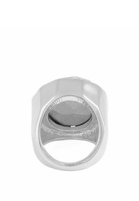Silverfärgad ring med geometrisk design, som har en polerad yta och en facetterad insida. Släta, rundade kanter ger en modern look.