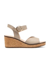 Beżowe sandały na koturnie z teksturowanej skóry, z regulowanym paskiem z okrągłą złotą klamrą oraz plecioną podeszwą z juty.