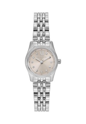 Stříbrné hodinky Michael Kors s kovovým článkovým páskem, béžovým ciferníkem, krystalovými hodinovými značkami a římskou dvanáctkou nahoře.