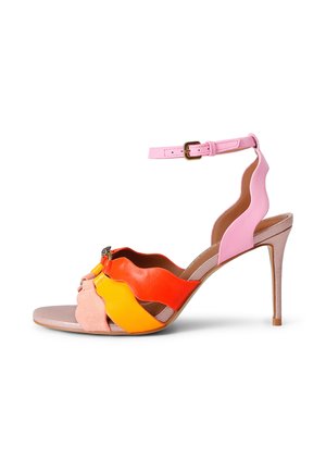 Sandaal met hoge hak en roze enkelbandje, met golvende meerkleurige voorbandjes in roze, oranje en geel.