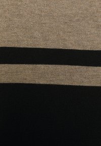 Pull en tricot avec une texture lisse, présentant des rayures horizontales alternées de marron clair et de noir, créant un design de bloc de couleur simple.