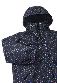 Schwarze Jacke mit Kapuze, die ein Muster aus kleinen bunten Blumen in Rot, Blau und Weiß aufweist. Verfügt über einen Reißverschluss und elastische Bündchen.