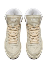 Sneakers alte realizzate in pelle color camel con dettagli perforati, lacci piatti e collo imbottito. Logo impresso sulla linguetta.