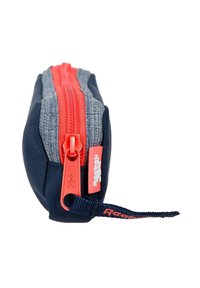 Estuche rectangular para lápices en azul marino y gris con cremallera y tira de sujeción en naranja brillante, marcado con un logo rojo de Reebok en una etiqueta de tela y una correa.