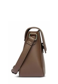 Braune Kunstleder-Handtasche mit strukturierter Form, verstellbarem Tragegurt und kontrastierenden Metallakzenten an der Seite. Glatte Textur mit klaren Linien.