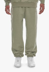 Bazix Republiq - SUPER HEAVY BLANK  - Pantaloni sportivi - olive Immagine in miniatura 1