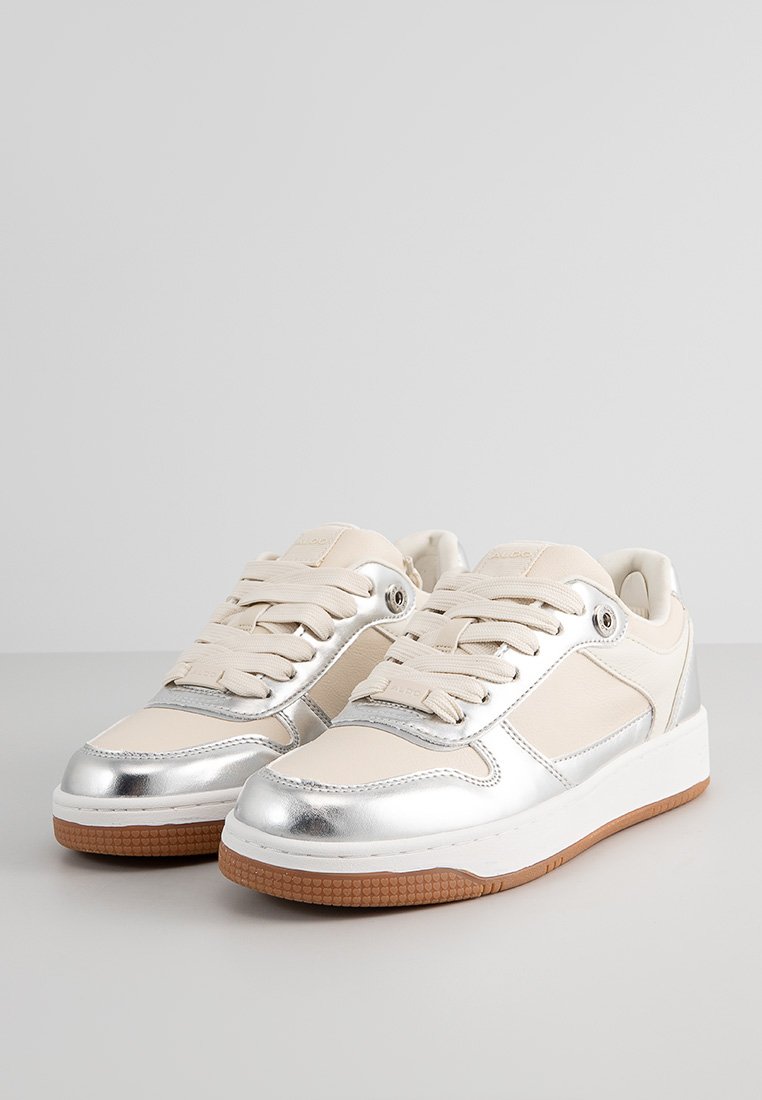 Baskets avec une tige en cuir beige ornée d'accents argent métallisé, bout rond, épaisse semelle blanche et semelle en caoutchouc texturé couleur gomme.