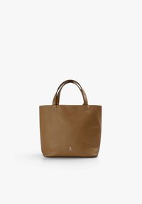 Brun læder tote taske med struktureret overflade, to rundede håndtag og et lille logo nederst. Åben top design for nem adgang.