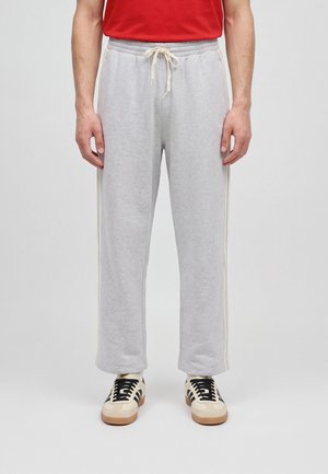 adidas Originals, SIGNATURE SWEATS 3-STRIPES FLEECE STRAIGHT-LEG SWEATPANTS UNISEX - Долнище на анцуг - light grey heather/off white