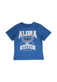 T-shirt bleu à manches courtes avec le texte "ALOHA STITCH ATHLETIC DEPT" et un graphisme de Stitch les bras ouverts et le visage souriant.