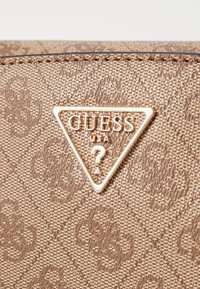 Guess NOELLE GIRLFRIEND SATCHEL - Torbica - latte/brown