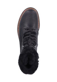 Botte en cuir noir avec un bout rond, un col en fausse fourrure noire rembourré et un lacet à l'avant. Présente des coutures marron le long de la semelle.