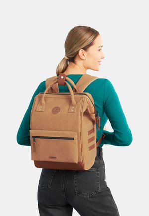 Cabaia ADVENTURER MEDIUM - Rucksack - camel moscou