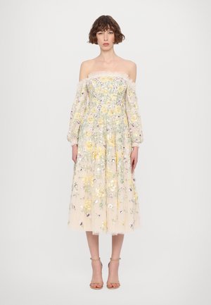 Abito senza spalline in tessuto beige trasparente, rifinito con ricami floreali multicolore e paillettes. Lunghezza midi con maniche a sbuffo.