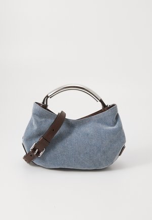 Borsa a spalla in denim con manico in metallo argento, tracolla brown regolabile e superficie morbida. Forma arrotondata con dettagli di cucitura sicura.