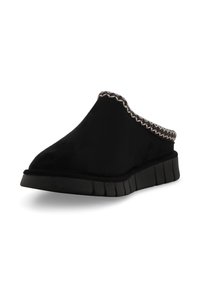 Scarpa slip-on in suede nero con un dettaglio intrecciato e testurizzato lungo il colletto e una suola leggera e zigrinata per il comfort.