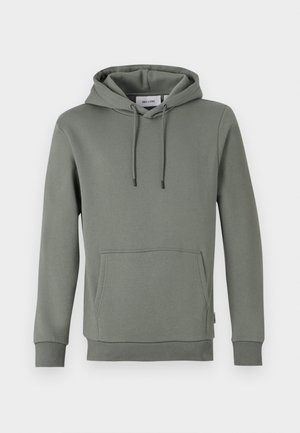 Hoodie v tlumené zelené barvě, vyrobený z měkké látky. Má klokaní kapsu, žebrované manžety a tkaničku pro úpravu kapuce.