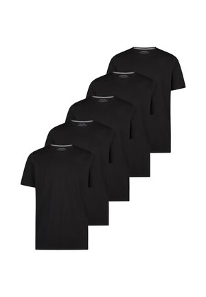 Pięć czarnych, krótkim rękawem, koszulek z okrągłym dekoltem ułożonych w kaskadowy stos na białym tle.