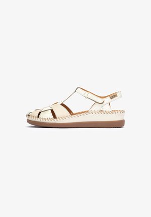 Sandalias de cuero blancas con punta abierta y correas laterales, acentos marrones, detalle de costura a lo largo de la suela y correa trasera ajustable.