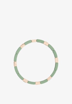 Bracelet extensible avec des perles rectangulaires lisses alternées en vert pastel et beige clair sur fond blanc.
