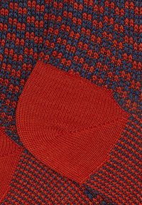 Tessuto lavorato a maglia rosso e blu navy con motivo testurizzato; presenta un tallone e una punta rossi a tinta unita in uno stile a maglia a contrasto.