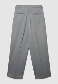 Pantaloni grigi a gamba larga con fronte piatto, due tasche posteriori e design sartoriale. Realizzati in un tessuto testurizzato, presentano una finitura pulita.