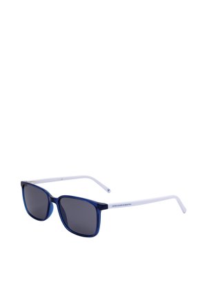 Occhiali da sole con lenti rettangolari scure, montatura frontale blu e aste bianche, con logo "United Colors of Benetton" sul lato.