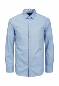 Camisa abotonada de color azul claro con un patrón texturizado, mangas largas y un estampado floral en el interior del cuello. Presenta botones blancos.