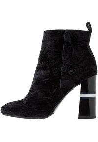 Schwarze Samt-Ankle Boots mit spitzem Zeh, hohem, glänzendem Blockabsatz und einem dekorativen blauen Streifen am Absatz. Glatte Textur.