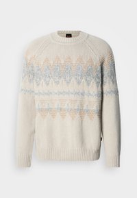 Sweter dziany w kolorze kremowym z geometrycznym wzorem w odcieniach jasnoniebieskiego i brzoskwiniowego. Posiada okrągły dekolt oraz prążkowane mankiety i dół.